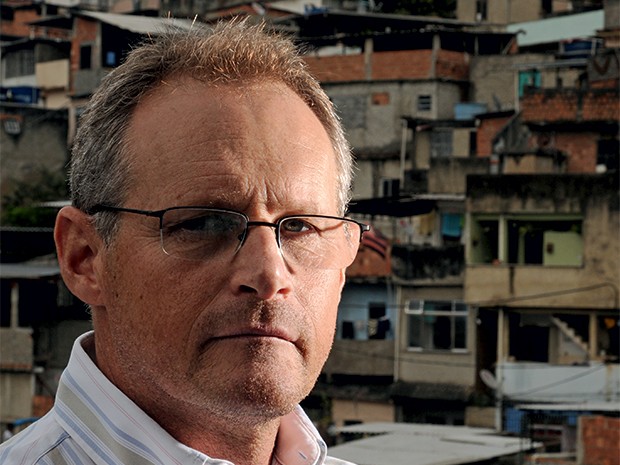 O XERIFE José Mariano Beltrame, em 2011, em frente à favela do Borel, no começo das UPPs. “No Rio, há a tolerância da sociedade e a leniência do Estado” (Foto: Andre Valentim/ÉPOCA)
