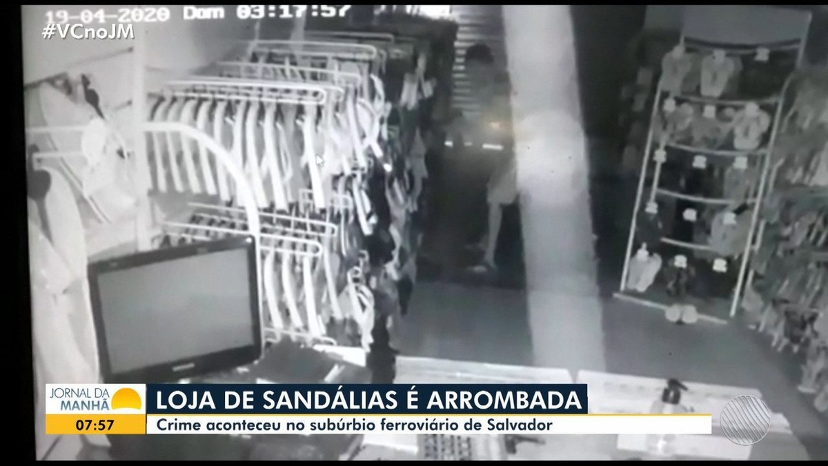 VÍDEO Homem arromba e rouba loja de sandálias em Salvador prejuízo é