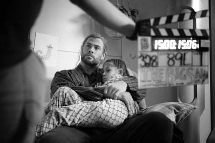 Chris Hemsworth e a filha India em bastidores de filmagens de Thor (Foto: Reprodução/Instagram)
