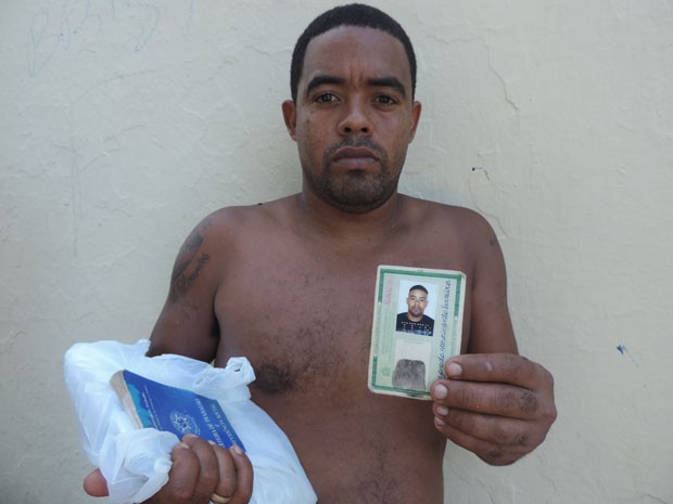 Além de documentos, o ajudante de pedreiro Magno Nascimento salvou o botijão, a televisão, um cachorro e uma iguana de estimação (Foto: Luna Markman/G1)