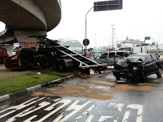 Caminhão foi parar embaixo de um viaduto durante acidente em Santos, SP (Foto: Paulo Petty/G1)