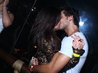Ex-BBBs Eliéser e Kamilla trocam beijos apaixonados em pista de dança