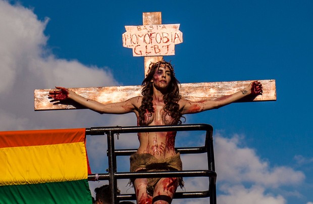 Viviany Beleboni 'crucificada' na Parada Gay (Foto: REUTERS/Joao Castellano )
