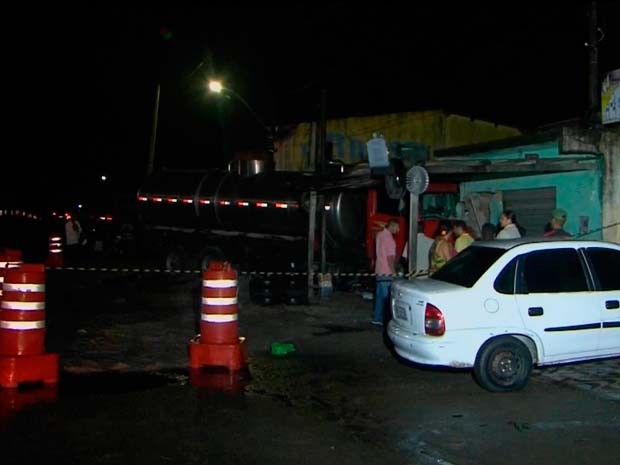 Motorista perdeu controle do veículo, informou o Corpo de Bombeiros (Foto: Imagens/ TV Subaé)