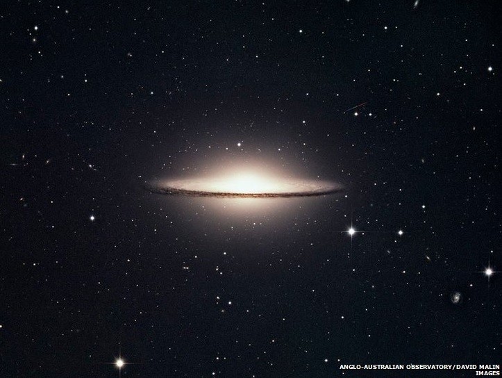 Fotógrafos usaram uma ampla variedade de tecnologias, incluindo satélites para capturar imagens de galáxias distantes. Nesta imagem, a galáxia do Sombrero (M104) (Foto: Anglo-Australian Observatories/David Malin)