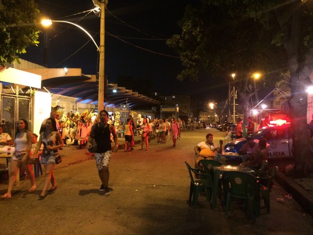 Estação de metrô mais perto do Sambódromo do Rio é território livre para cambistas (Foto: Matheus Rodrigues/G1)