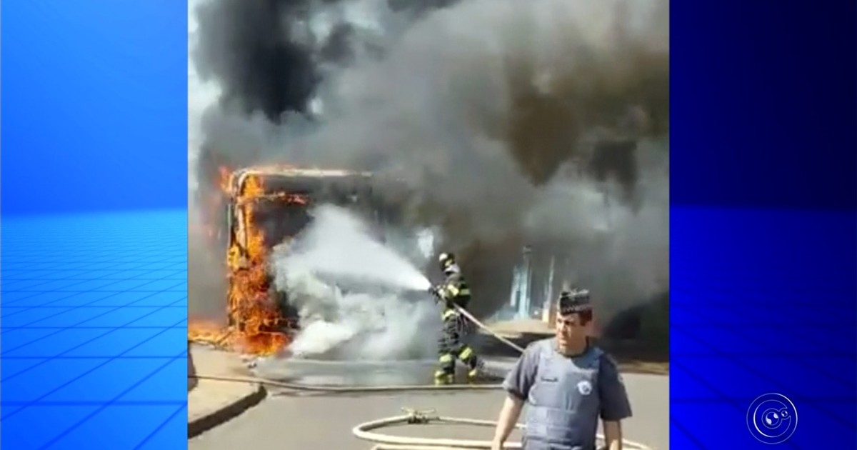Ônibus de estudantes pega fogo e mobiliza bombeiros em Ibitinga - Globo.com