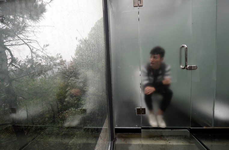 'Banheiro transparente' virou atração em Changsha, na província de Hunan, na China (Foto: AFP)