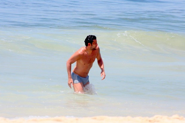 Jogador Fred e namorada na praia (Foto: JC Pereira/AgNews)