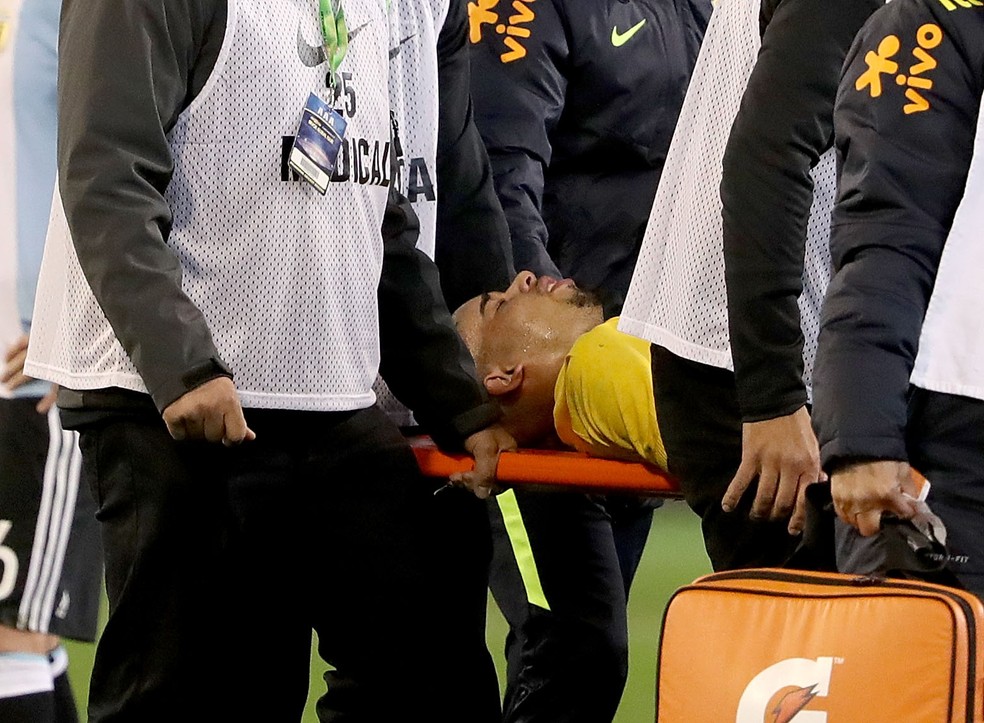 Gabriel Jesus deixa o campo na maca depois de levar cotovelada (Foto: Getty Images)