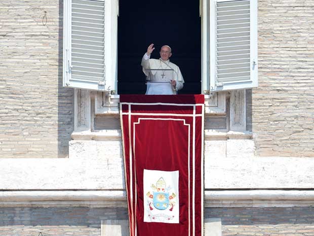 O papa Francisco realizou fez discurso após a oração do Ângelus dominical da janela do Palácio Apostólico do Vaticano neste domingo (7) (Foto: AFP PHOTO/ALBERTO PIZZOLI)