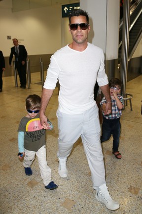 Ricky Martin com os filhos gêmeos Matteo e Valentino em Sydney, na Austrália (Foto: Splash News/ Agência)