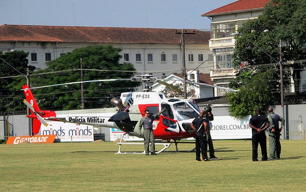 Helicóptero da PM pousando no CT Rei Pelé santos (Foto: Marcelo Hazan)