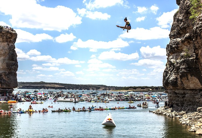 Jacqueline Valente, salto sobre penhasco (Foto: Romina Amato/Red Bull Content Pool )