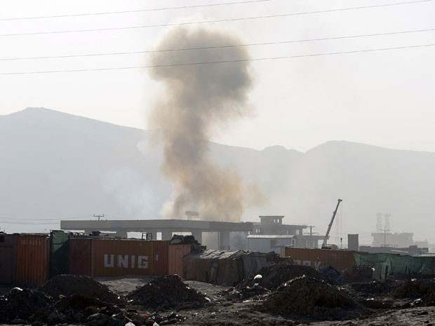 Fumaça é vista sobre edificios tomados por militantes no Afeganistão nesta segunda-feira (10) (Foto: Massoud Hossaini/ AFP)