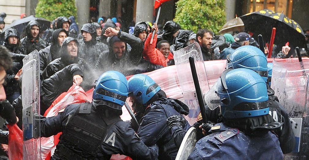 Manifestantes entram em confronto com a polícia durante marcha do Dia do Trabalhador em Turim, na Itália, nesta segunda-feira, dia 1º de maio de 2017 (Foto: Alessandro Di Marco/ANSA via AP)