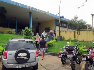 Pais de alunos foram buscar os filhos na escola onde estudante de 15 anos foi esfaqueada (Foto: Edijan Del Santo/EPTV)