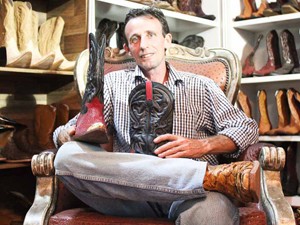 O empresário Olívio Martins fabrica botas exóticas (Foto: Clayton Castelani/G1)