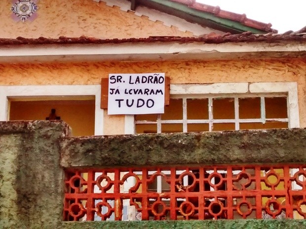 Vizinho colou cartaz para 'avisar' criminosos em São Vicente (Foto: Danilo Teixeira/Arquivo Pessoal)