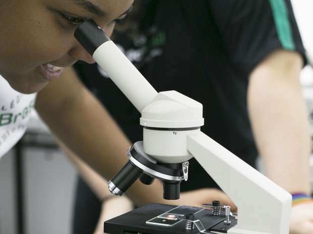 Trabalho com alunos teve análise microscópica de larvas e do mosquito Aedes em Piracicaba (Foto: Paulo Munhoz)