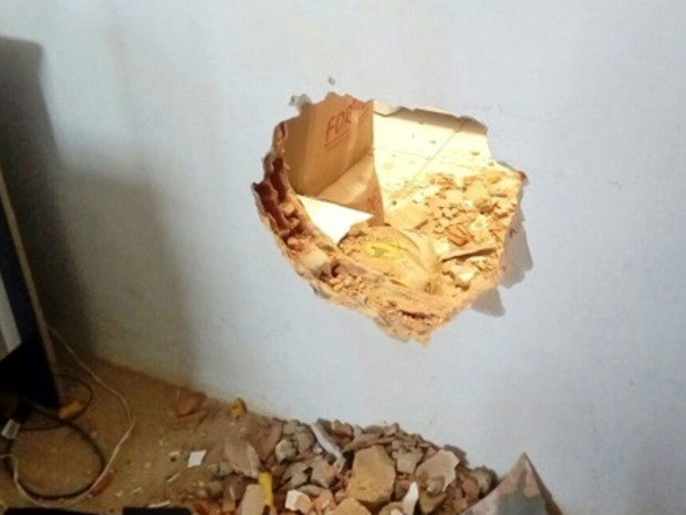 Bandidos abriram buraco em parede de banco (Foto: Site Giro de Notícias)