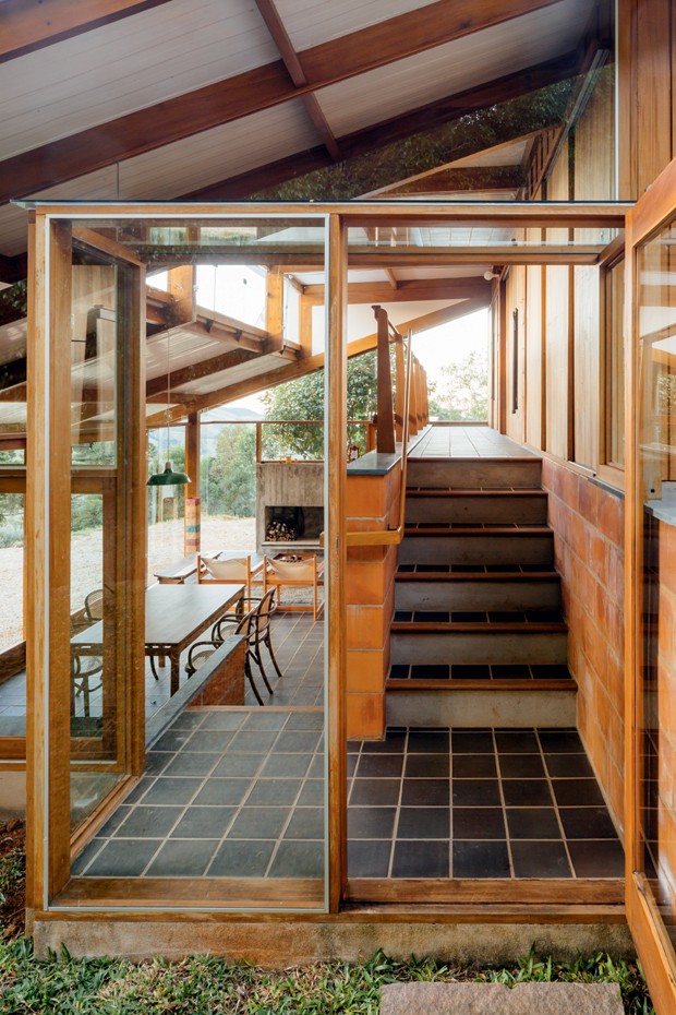 Casa mistura vidro e madeira em meio à natureza - Casa e Jardim