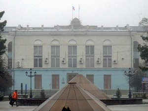 Sede do Parlamento da república autônoma da Crimeia, ao Sul da Ucrânia, que foi tomada por um grupo armado nesta quinta-feira (27). (Foto: Oleksandr Polehenko/AFP) Sede do Parlamento da república autônoma da Crimeia, ao Sul da Ucrânia, que foi tomada por um grupo armado nesta quinta-feira (27). (Foto: Oleksandr Polehenko/AFP)
