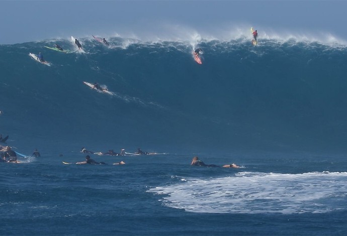 Novo swell de grandes porporções atinge a bancada de Jaws, em Maui, e atrai alguns dos melhores big riders do mundo (Foto: Gustavo Camarão)