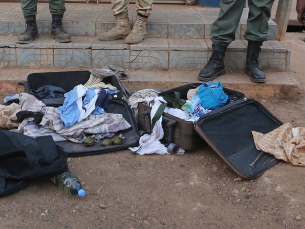 Na frente do Radisson, polícia do Mali exige pertences que seriam dos terroristas que invadiram hotel (Foto: Joe Penney/Reuters)