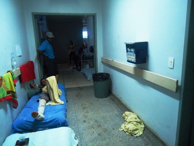 Sem leitos, pacientes são atendidos no chão do PS. (Foto: Paulo Roberto Lopes/Divulgação)