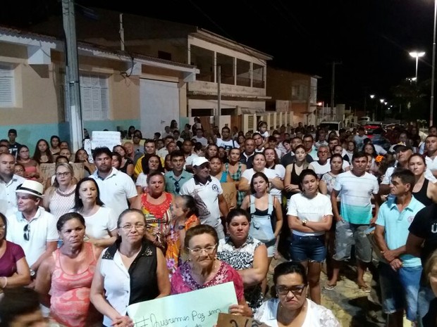 Cententas de pessoas protestaram contra construção de presídios (Foto: Anderson Dantas - Juquinha)