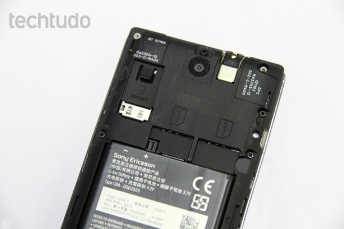 Traseira do Xperia E Dual com destaque para a entrada dos dois chips (Foto: Isadora Díaz/TechTudo) Traseira do Xperia E Dual com destaque para a entrada dos dois chips (Foto: Isadora Díaz/TechTudo)
