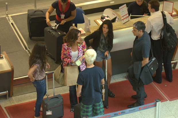 William Bonner e Fátima Bernardes com os filhos em aeroporto do Rio (Foto: Willian Oda / Foto Rio News)