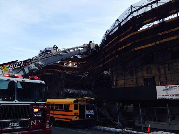 Bombeiros de Nova York trabalham em prédio que caiu nesta quarta-feira (25) (Foto: Reprodução/ Twitter/ New York City Fire Department)