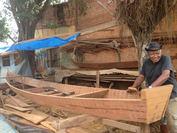 Manoel que já construi mais de mil barcos diz que só continua na profissão quem tem amor pela arte da carpintaria naval (Foto: Larissa Matarésio/G1)