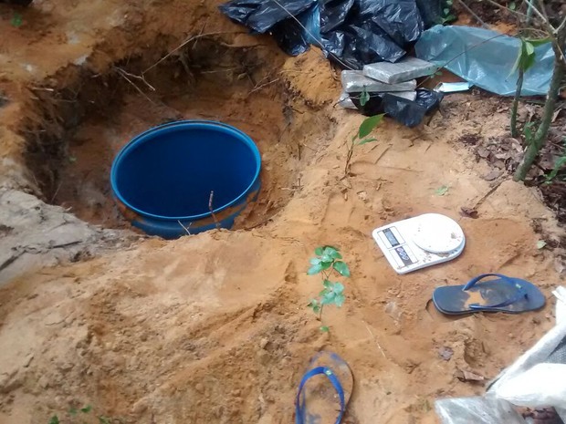 Droga foi enterrada dentro de tonéis, em terreno na Serra (Foto: Divulgação/ Polícia Militar)
