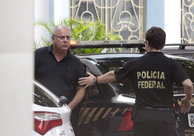 O ex-diretor de serviço da Petrobras, Renato Duque, chega a sede da Polícia Federal no Rio de Janeiro (Foto: Márcia Foletto/Agência O Globo)