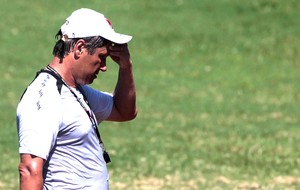 Adilson Batista no treino do Vasco (Foto: Bruno Gonzalez / Agência O Globo)
