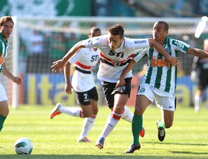 Rafael Tolói na partida do São Paulo contra o Coritiba (Foto: Geraldo Bubniak / Ag. Estado)