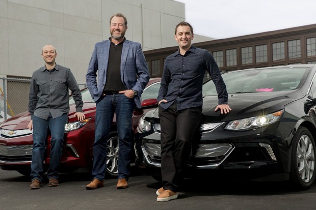 O presidente da GM Dan Ammann (centro) ao lado dos co-fundadores da Lyft Logan Green (esquerda) e John Zimmer (direita) (Foto: Divulgação) O presidente da GM Dan Ammann (centro) ao lado dos co-fundadores da Lyft Logan Green (esquerda) e John Zimmer (direita) (Foto: Divulgação)