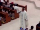 Padre recebe punição após celebrar missa em hoverboard