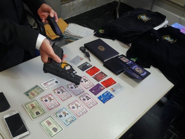 Polícia do Ceará prende três pessoas que se passavam por oficiais da Justiça Federal (Foto: Halisson Ferreira/TV Verdes Mares) Polícia do Ceará prende três pessoas que se passavam por oficiais da Justiça Federal (Foto: Halisson Ferreira/TV Verdes Mares)
