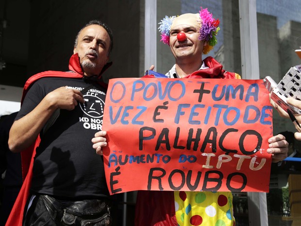 Palhaço protesta em frente à Câmara de SP nesta quarta-feira (Foto: Tiago Mazza/Futura Press/Estadão Conteúdo)