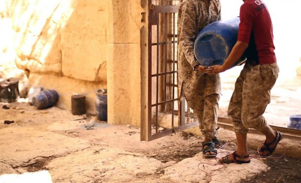 Foto sem data divulgada no dia 25 de Agosto em uma rede social usada por militantes do Estado Islâmico mostra militantes colocando explosivos no templo de Baalshaminm de 2 mil anos de idade, em Palmira (Foto: Conta do Estado Islâmico nas redes sociais via AP)