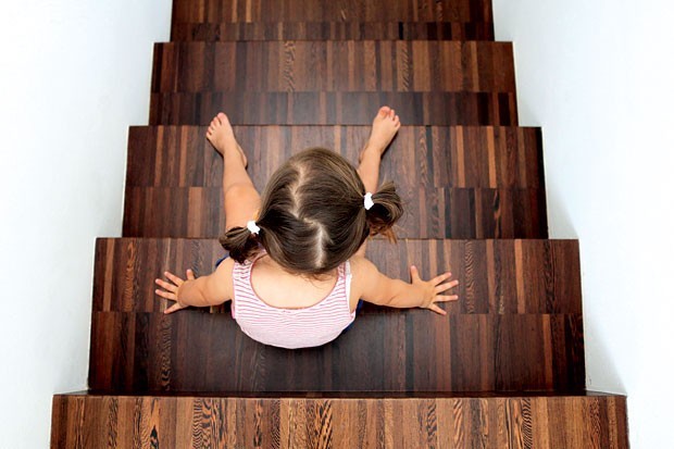 Menina na escada (Foto: Nicopiotto/Getty Images)