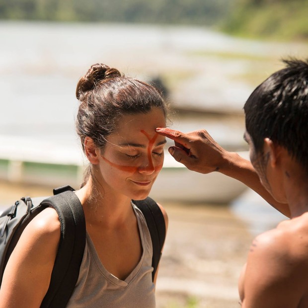 Alice Braga confraterniza com índios da tribo Munduruku no coração da Amazônia (Foto: Divulgação)