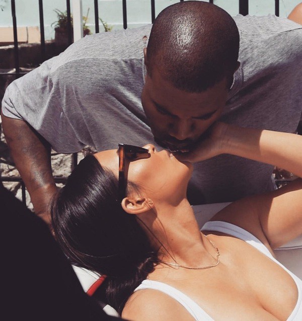 Kim Kardashian dá beijo em Kanye West para comemorar seu aniversário (Foto: Reprodução / Instagram) Kim Kardashian dá beijo em Kanye West para comemorar seu aniversário (Foto: Reprodução / Instagram)