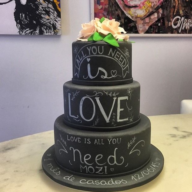 Rodrigo Godoy mostra bolo de um mês de casamento com Preta Gil (Foto: Instagram)