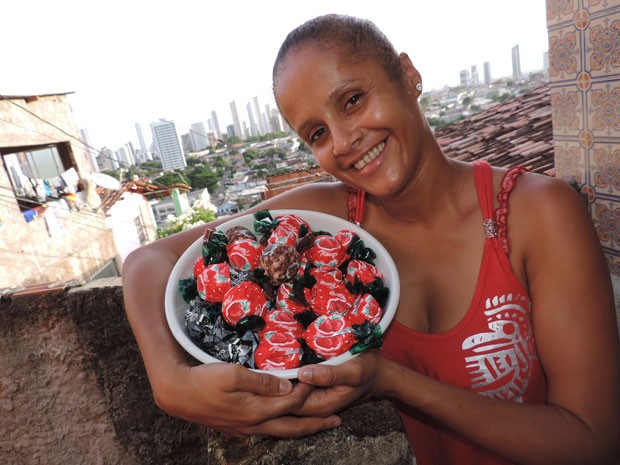 Gilvânia Fagundes da Silva, 33 anos, vende trufas para tentar comprar a casa própria (Foto: Luna Markman / G1)