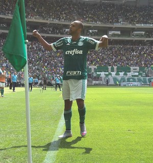 Após 1º gol no Palmeiras, Alecsandro 